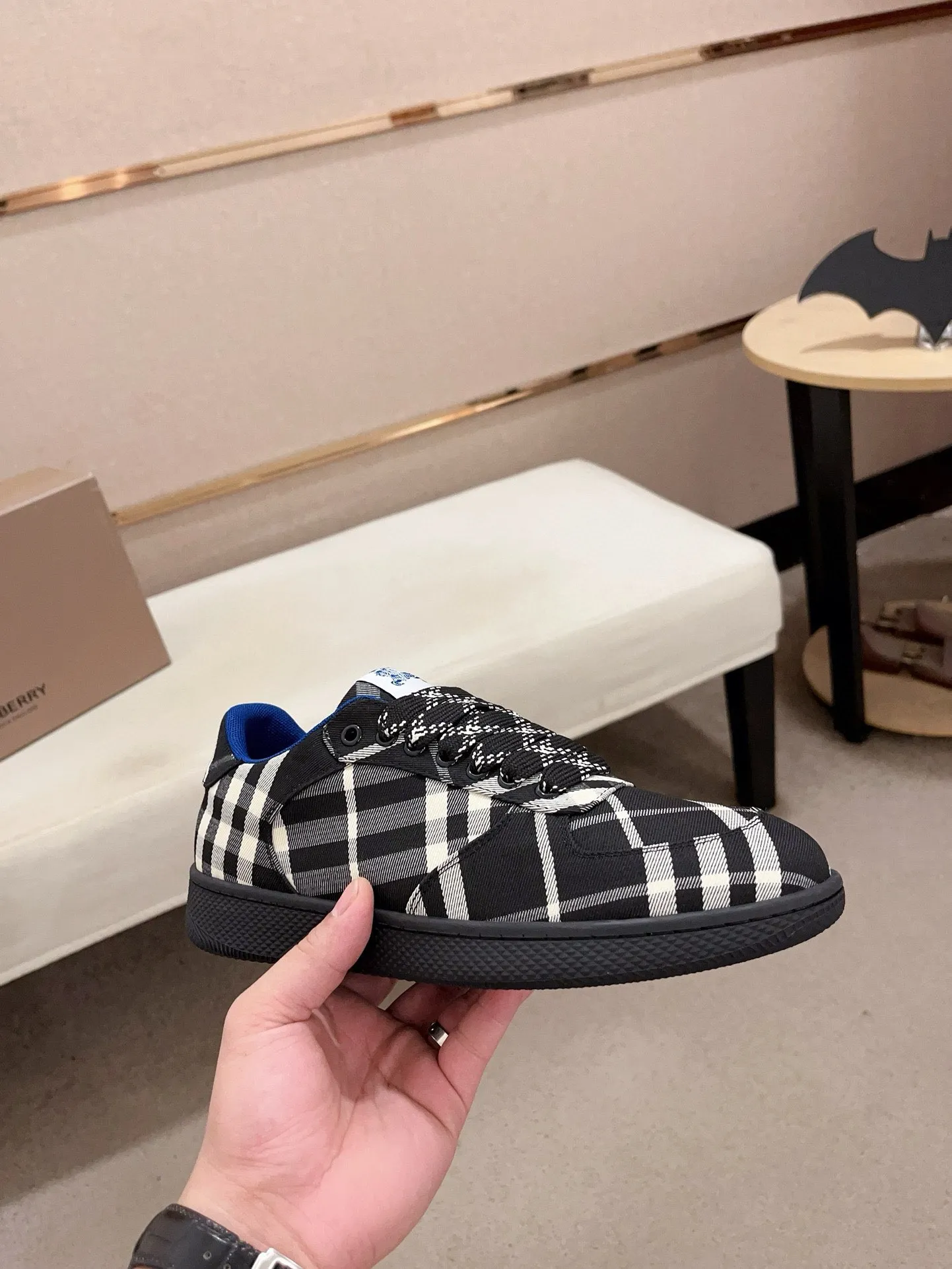 Men's shoes 💰: 560💰🇮🇹🇮🇹The counters are synchronized with Burberry's top purchasing agents🔍🔍Synchronized sales. Positive code number: 38-44. Italian imported cowhide, fully imported sheepskin lining, sole: original sole provided by the original factory, exclusive movable molded sole, super comfortable, original factory follow-up order, 🔍🔍high quality, you can enter and leave the counter at will, welcome to compare (45 yuan for customization, no return or exchange)